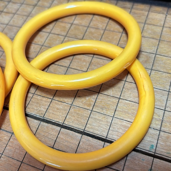4 Creamy Yellow Acrylic 1 Carnelian Color Set 5 Bangle Bracelets 8”L EVC 70s 80s - Picture 7 of 8